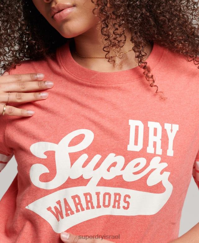 il Superdry נשים חולצת טריקו קולגיאטית עם תסריט וינטג' מכותנה אורגנית אלמוג 4LX2Z2247 הַלבָּשָׁה