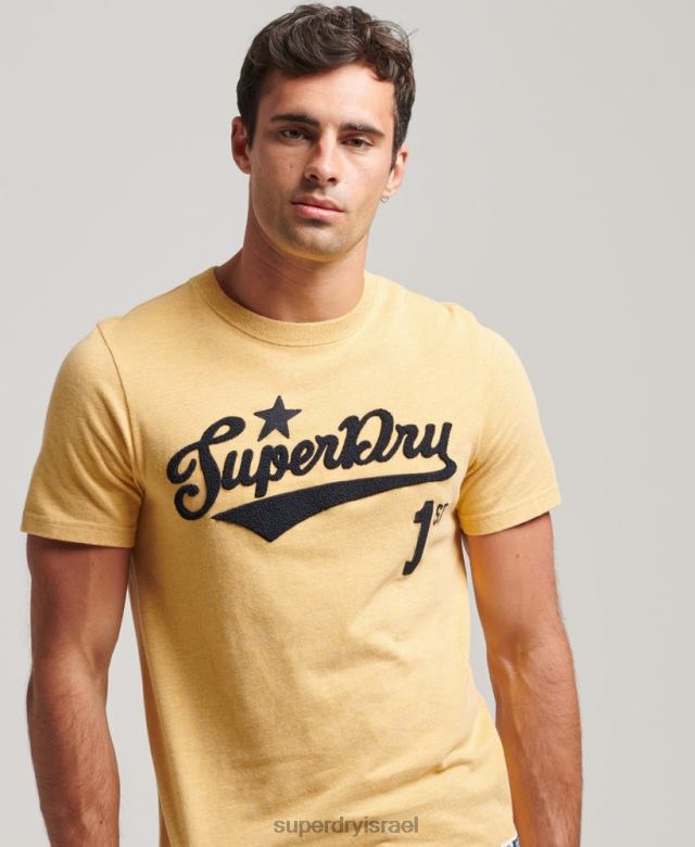 il Superdry גברים חולצת קולג' בסגנון תסריט וינטג' צהוב 4LX2Z4922 הַלבָּשָׁה