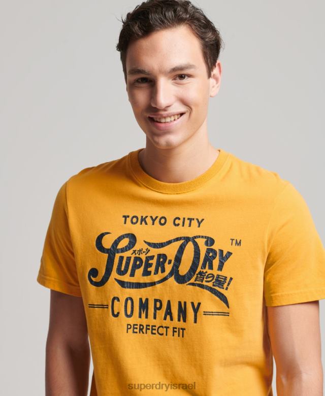 il Superdry גברים חולצת קולג' בסגנון תסריט צהוב 4LX2Z4948 הַלבָּשָׁה