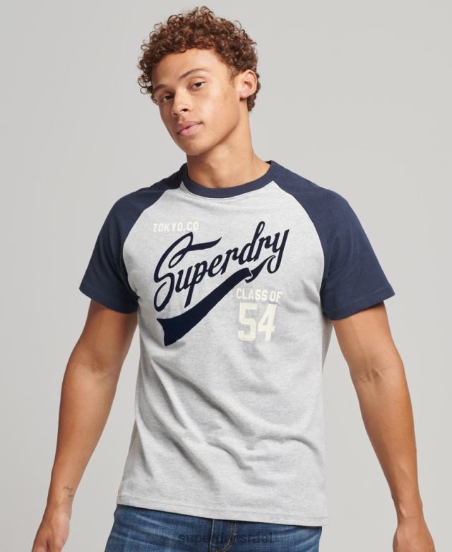 il Superdry גברים חולצת טריקו של מכללה עם תסריט חיל הים 4LX2Z4954 הַלבָּשָׁה