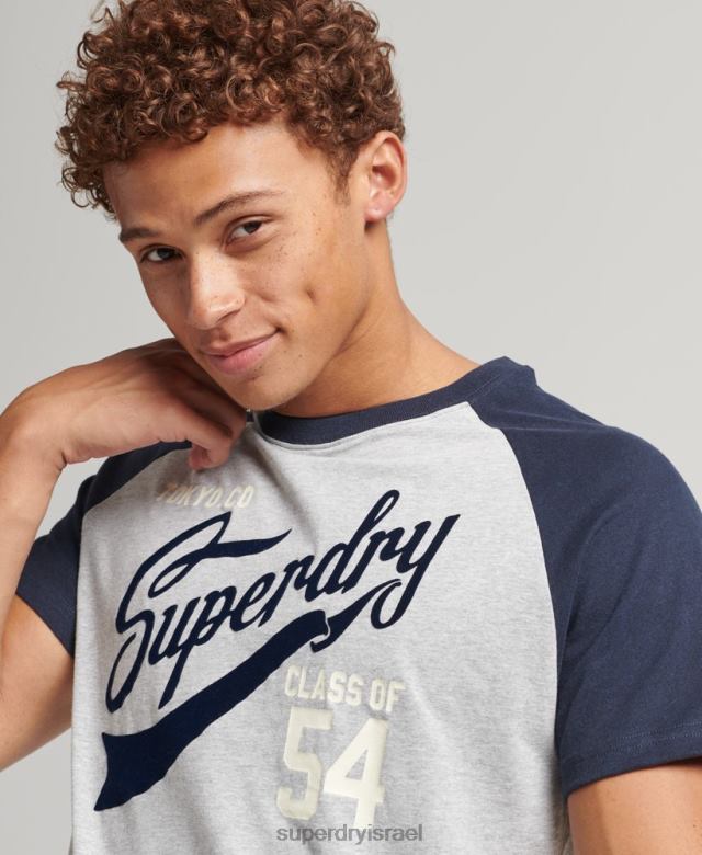 il Superdry גברים חולצת טריקו של מכללה עם תסריט חיל הים 4LX2Z4954 הַלבָּשָׁה