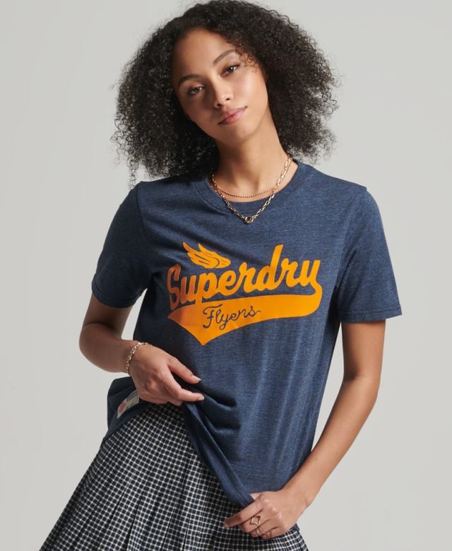 il Superdry נשים חולצת קולג' בסגנון תסריט וינטג' חיל הים 4LX2Z6283 הַלבָּשָׁה