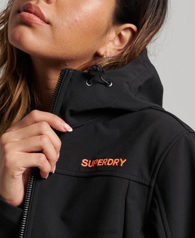 il Superdry נשים מעיל סופטשל עם קפוצ'ון של code trekker שָׁחוֹר 4LX2Z3529 הַלבָּשָׁה